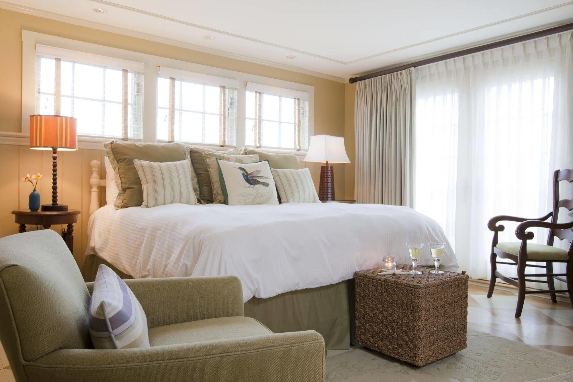 Vineyard Square Hotel And Suites Едґартаун Екстер'єр фото
