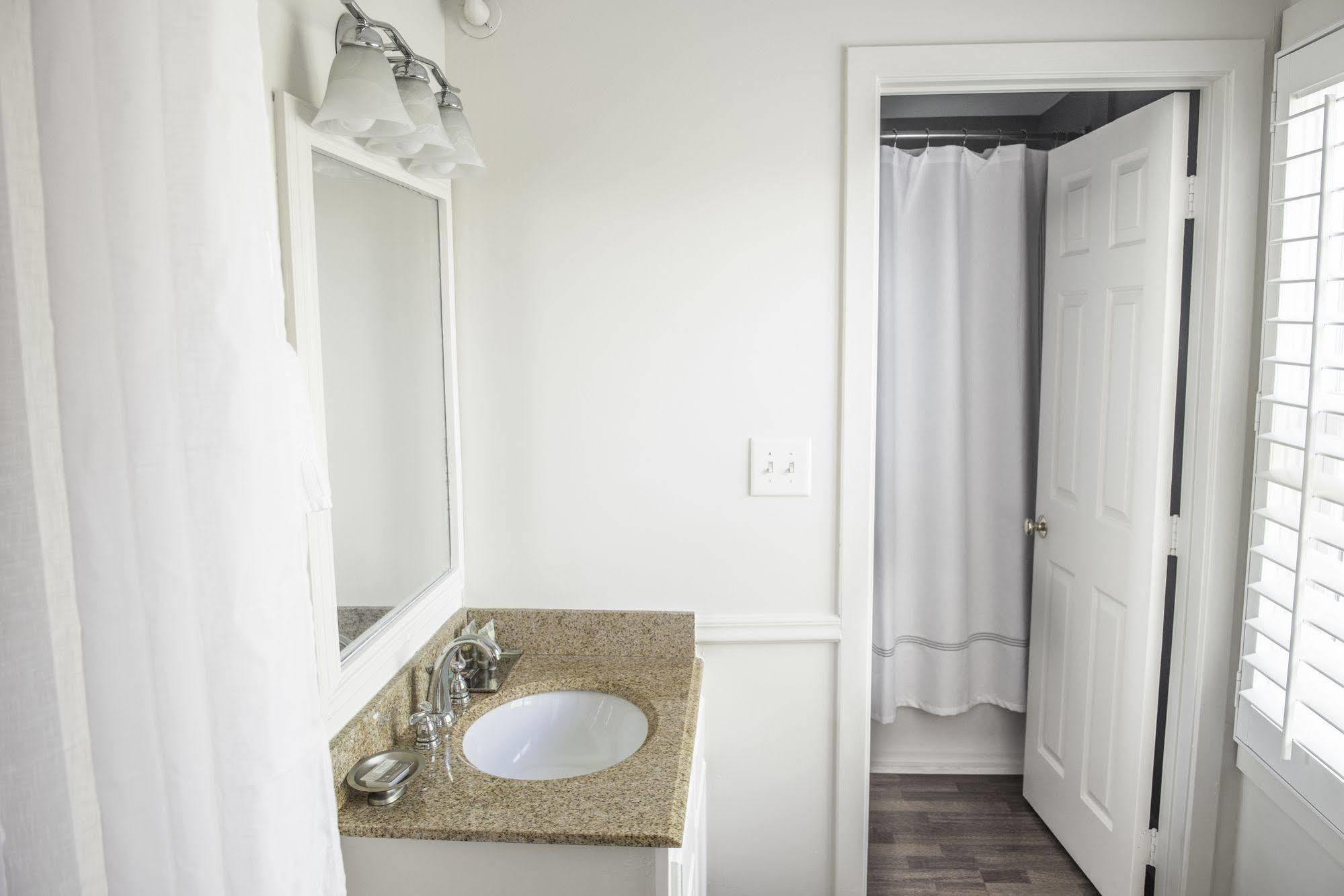 Vineyard Square Hotel And Suites Едґартаун Екстер'єр фото