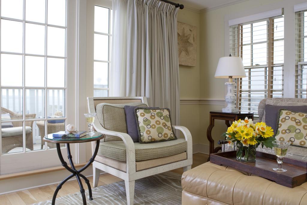 Vineyard Square Hotel And Suites Едґартаун Екстер'єр фото